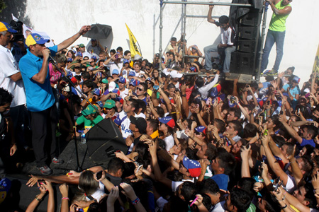 "A ellos les interesa la inseguridad, la violencia y la anarquía, porque cuando el ciudadano se siente seguro el gobierno no tiene la misma fuerza, por eso no les interesa”, dijo Capriles en el Táchira.
CORTESIA / LENIN MORALES