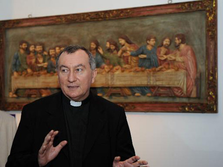 El que será nuevo secretario de Estado del Vaticano, Pietro Parolin, en 2009 visitando una exposición en Hanói. Parolin será nombrado oficialmente este martes 15 de octubre.
AFP / Archivo / HOANG DINH NAM