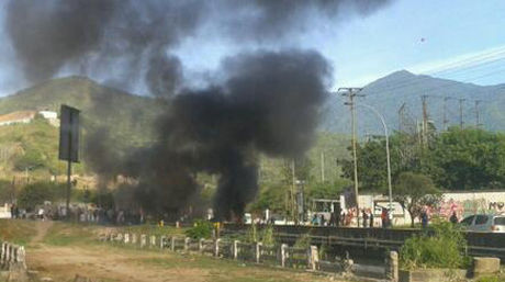 La Autopista Gran Mariscal de Ayacucho, que conecta Caracas con Guatire y Guarenas, frente a la urbanización Rosa Mística, se encuentra cerrada por manifestaciones.