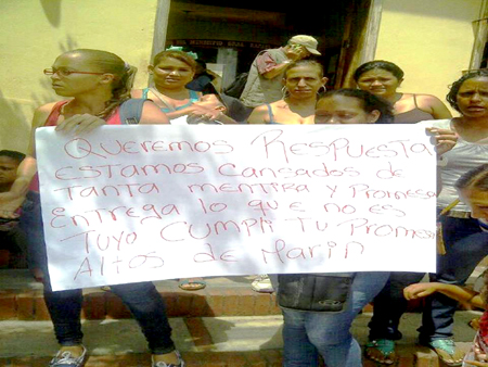 Con pancartas en mano los vecinos manifestaron frente al palacio municipal