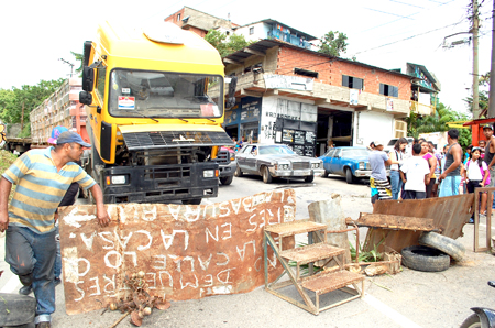 Por más de cinco horas comunidad La Arboleda de Mariches trancó la Petare-Santa Lucía para exigir servicio continuo de agua