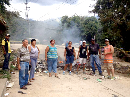 Vecinos de la calle Unión de La Comunidad amanecieron alzados por el mal estado de la vialidad