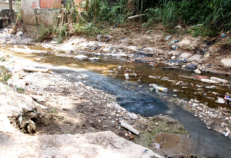 En la Quebrada Seca convergen las aguas blancas y residuales que vienen de todo el barrio. La falta de limpieza provoca que todo colapse