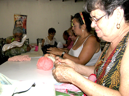 Abuelas en acción realizando sus cursos de tejido