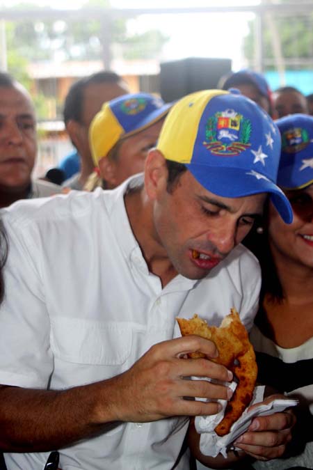 Capriles desayunó empanadas junto a residentes de La Asunción en Nueva Esparta.