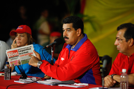 Nicolás Maduro catalogó de "grosero y cochino" un titular del Diario 2001; "si en la aplicación de la ley se tiene que ir al castigo más severo, signifique lo que signifique, que se vaya".
PRENSA PRESIDENCIAL