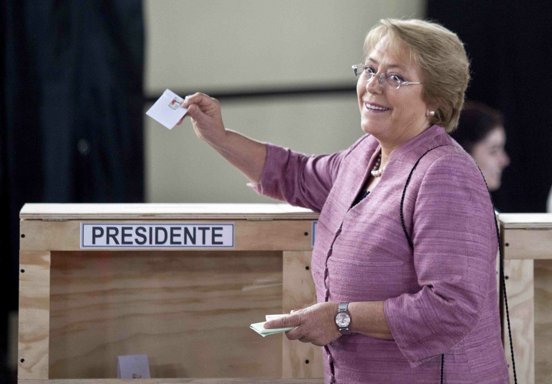 Descontados nulos y blancos, los sondeos indican que Bachelet, de 62 años, podría imponerse en primera vuelta, para lo cual necesita el 50% más uno de los votos. AFP