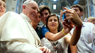 Ni el Papa Francisco se resiste a una buena "selfie".