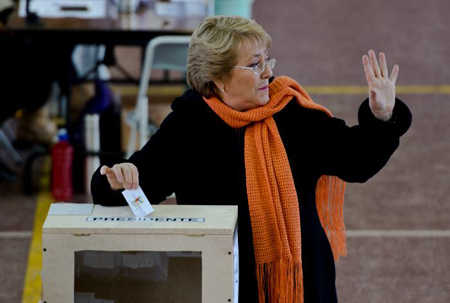 Vestida con una chaqueta rosada y pantalón negro, Michelle Bachelet fue una de las primeras en votar en el Colegio Teresiano Enrique de Ossó, en la comuna de La Reina, donde vive