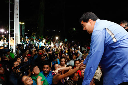 El presidente de la República Nicolás Maduro Moros, saluda a seguidores a su llegada a la feria navideña que se celebra en Bellas Artes y que se prolongará por 45 días
PRENSA PRESIDENCIAL