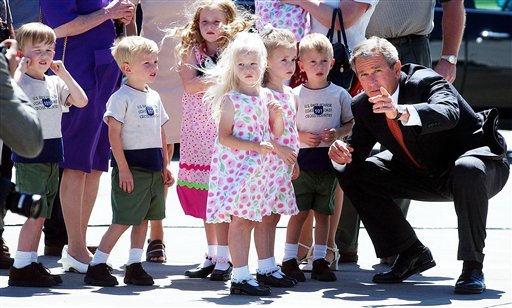 El presidente George W. Bush recibe a algunos de los septillizos McCaughey, quienes lo recibieron en una visita en el Aeropuerto Internacional Des Moines  en Iowa, el 14 de agosto de 2002. Los hermanos McCaughey, los primeros septillizos sobrevivientes del mundo cumplieron 16 años el 20 de noviembre de 2013. (Foto AP/Ken Lambert, Archivo)