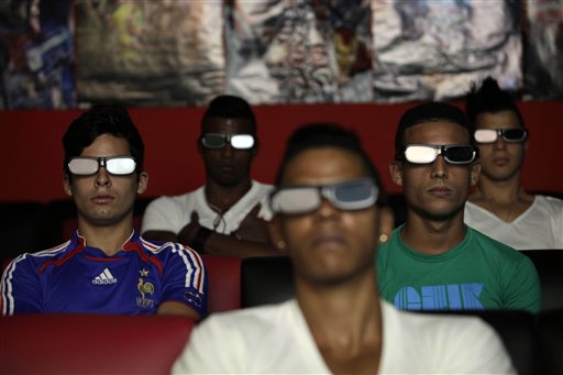 varias personas miran una película en tercera dimensión en un cine privado en La Habana, Cuba, el lunes 28 de octubre de 2013. El sábado 2 de noviembre el gobierno ordenó el cierre inmediato de dichas salas. (Foto AP/Franklin Reyes)