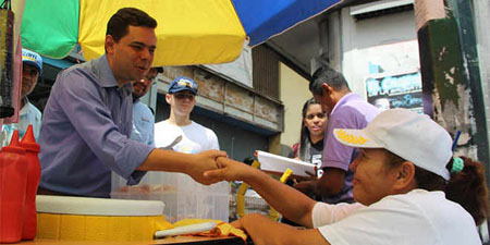 Candidato a la alcaldía de Caracas, Antonio Ecarri, durante recorrido por la avenida Fuerzas Armadas
Agencias