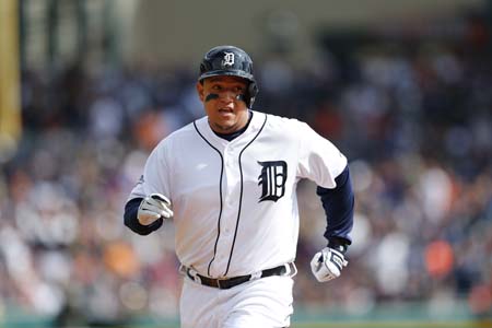 El venezolano Miguel Cabrera se alzó por segundo año consecutivo con el premio al Jugador Más Valioso de la Liga Americana con 23 votos al primer lugar.