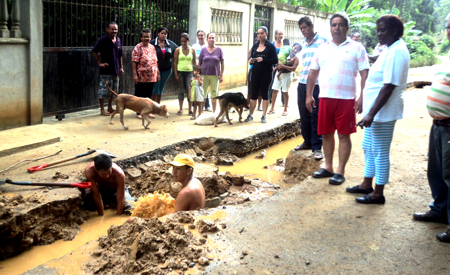 También se afectó una tubería matriz de aguas blancas, los residentes exigen soluciones inmediatas  