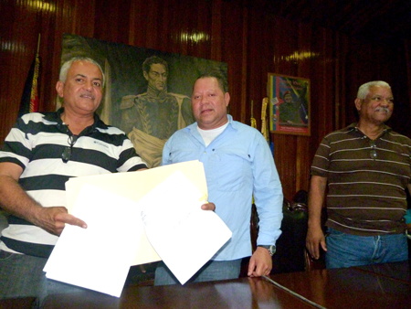 El presidente del Concejo Municipal de Zamora Carlos Izquiel mostró a los trabajadores el documento donde se refleja el monto otorgado por parte del Ejecutivo Nacional