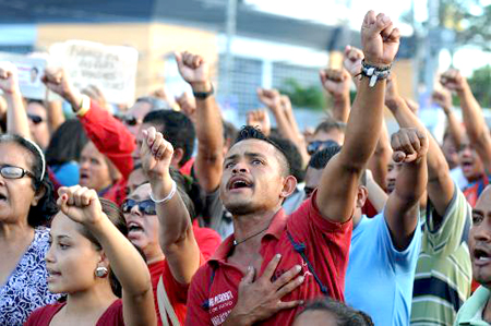 Simpatizantes del partido Libertad y Refundacion (LIBRE) de Xiomara Castro protestan tras las elecciones generales en Tegucigalpa, el 25 de noviembre de 2013.