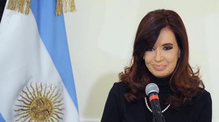 Cristina Fernández ha aliviado el riguroso luto que mantuvo durante tres años por la muerte de su esposo, y ahora, se ha calzado una amplia sonrisa y ha mostrado su lado más conciliador en su regreso