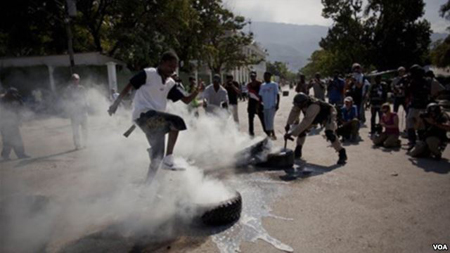 En las últimas semanas, las manifestaciones antigubernamentales se multiplican y derivaron en enfrentamientos con los partidarios del presidente Martelly, que ocupa el cargo desde mayo de 2011