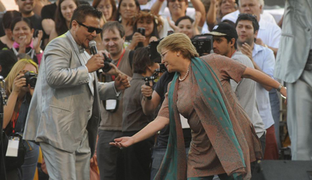 Según el Centro de Estudios Públicos, la encuestadora más respetada, Bachelet -que cerró su campaña bailando- obtendría un 47% de los sufragios.