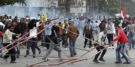 Miles de manifestantes contra el gobierno se encontraban en las calles de El Cairo y otras ciudades cuando la nueva ley fue anunciada por los medios estatales