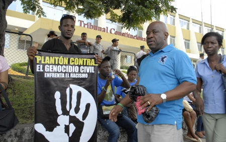 Ciudadanos dominicanos descendientes de haitianos han protestado por la decisión judicial que les despojó de su ciudadanía