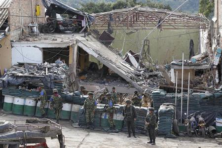 En el ataque murieron cinco integrantes del Ejército, un policía y tres civiles, mientras que al menos 20 personas resultaron heridas y varias edificaciones quedaron reducidas a escombros.