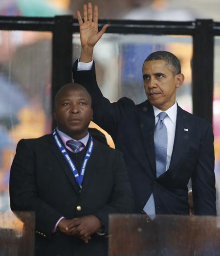 El presidente Barack Obama saluda junto al intérprete de señas después de su discurso en las honras fúnebres del expresidente Nelson Mandela.
AP / MATT DUNHAM