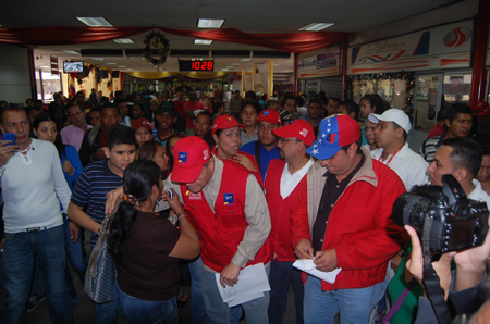 La dirección del  Instituto Nacional de Transporte Terrestre (INTT), activó este lunes, una inspección en los alrededores de la terminal La Bandera, donde fueron sorprendidas personas dedicadas a la reventa de boletos con evidente sobreprecio.
JAIME MANRIQUE