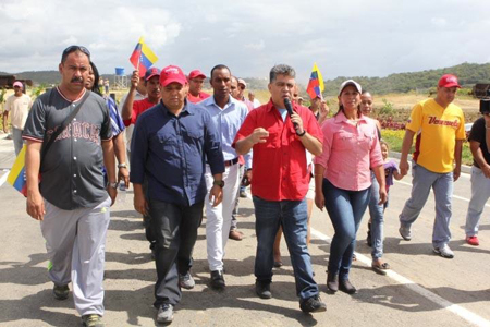 Jaua acompañado de los alcalde de Charallave, Humberto Marte y de Cua, Adtaniz Noguera, inauguró la nueva via