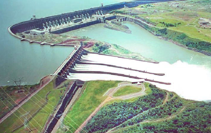 La potencia instalada de Itaipú es de 14.000 MW, en tanto que la de la asiática es de 22.400 MW.