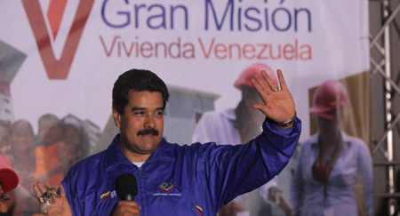 El jefe de Estado Nicolás Maduro, presidió este jueves la entrega de viviendas a 40 familias en el complejo Cacique Caribe, en Catia la Mar, estado Vargas.
PTENSA PRESIDENCIAL