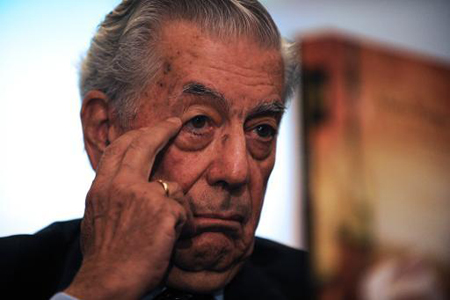 El escritor peruano Mario Vargas Llosa durante una conferencia de prensa antes del lanzamiento de su libro "El Héroe Discreto", en Ciudad de Panamá, el 22 de octubre de 2013
AFP / RODRIGO ARANGUA