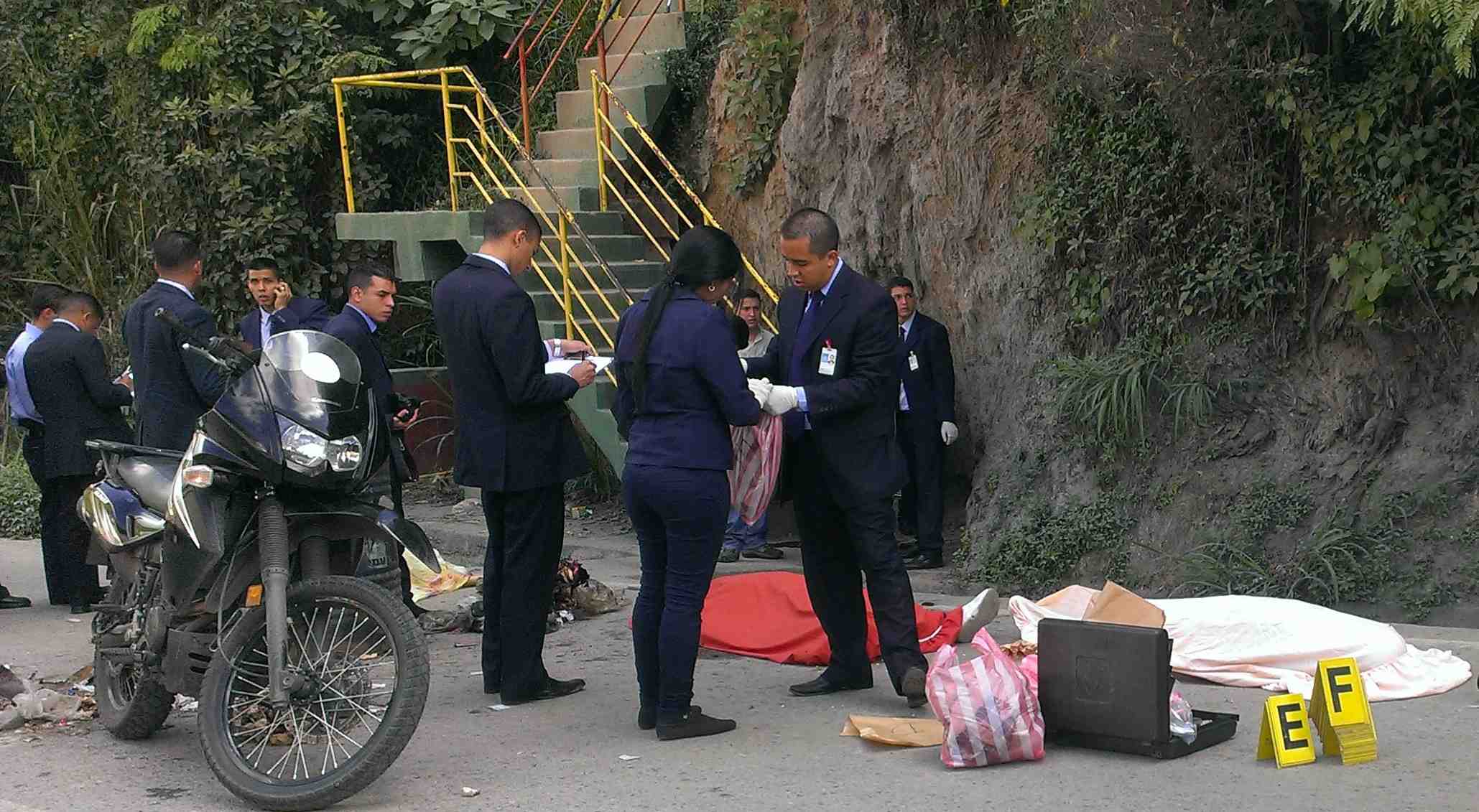 Los funcionarios del Cicpc practicaron el levantamiento de los cadáveres a eso de las diez de la mañana de ayer. LaVoz