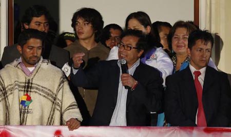 El destituido alcalde de Bogotá, Gustavo Petro, en el centro, le habla a sus simpatizantes durante una manifestación a su favor en Bogotá, Colombia.
AP / FERNANDO VERGARA