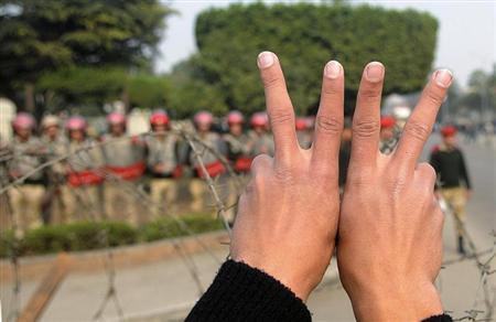 En la imagen, un estudiante egipcio que apoya al derrocado presidente Mohamed Mursi se enfrenta a militares egipcios durante una protesta cerca del edificio de Ministerio de Defensa.