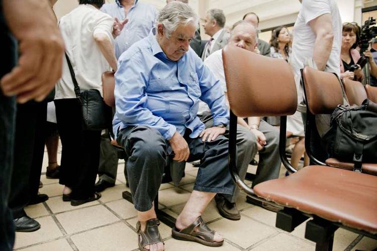 Mujica se apareció en cholas y mostró sus uñas de gavilán fotos  La  Voz