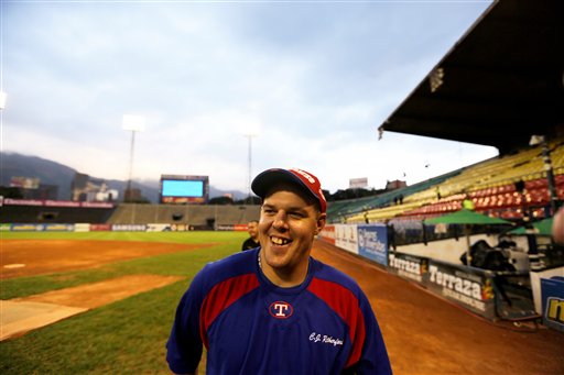 Imagen del 27 de noviembre de 2013 que muestra a C.J. Retherford, nacido en Arizona, a quien apodan "El Conejo", durante la preparación previa a un juego de beisbol en el Estadio Universitario de Caracas, Venezuela. Retherford es uno de los jugadores estadounidenses que se preparan en la liga venezolana para atraer la atención de los buscadores de talento de las ligas mayores. (Foto de AP/Fernando Llano)