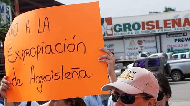 Fotografía de archivo del momento de la expropiación de la empresa Agroisleña. La empresa fue expropiada por Hugo Chávez hace más de tres años y ahora se llama Agropatria