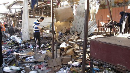 También en Al Dura, estallaron tres bombas en un mercado, lo que causó la muerte de 11 personas y heridas a 14, así como destrozos materiales en los comercios.