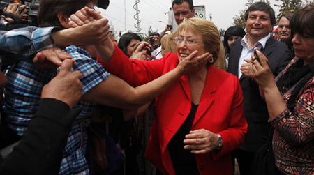 El liderazgo de Bachelet es incontrastable, señalan analistas chilenos