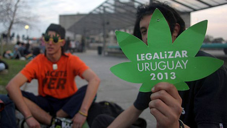 El semanario británico The Economist eligió a Uruguay país del 2013 por la pionera legalización de la marihuana.