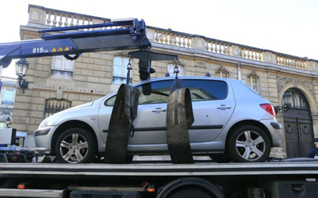 Auto de Attilio Maggiuli, italiano de 67 años, con el cual empotró la sede de gobierno de Francia