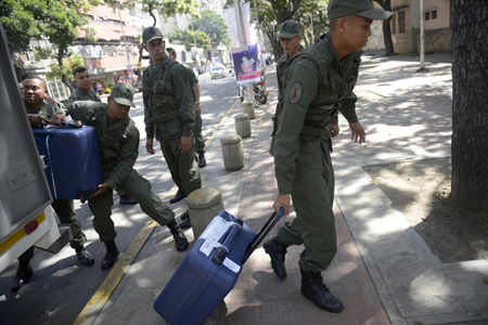 foto Venezuelan soldiers carry suitcases from the National Electoral Center containing//AFP PHOTO/ Leo RAMIREZ