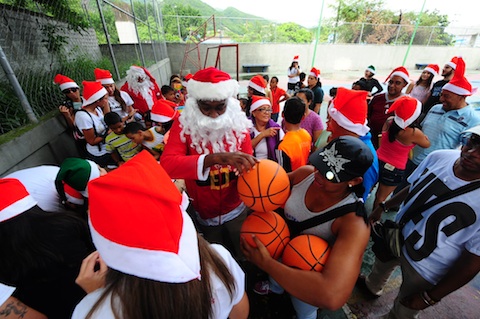 Muchas emociones llevó Santa en las Calles a numerosos niños este sábado