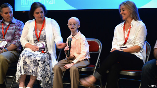 Sam Berns se convirtió en el rostro de las personas que sufren de progeria en el mundo, 
después del documental sobre su vida "La vida según Sam"