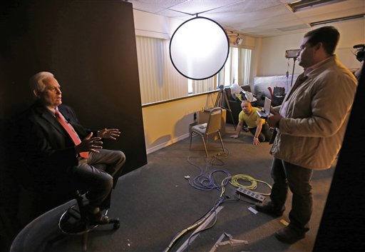 El empresario venezolano Carlos Fernández, ex presidente de la mayor federación empresarial de Venezuela, Fedecamaras, es entrevistado por el periodista de El Venezolano TV Miguel Mundo en el estudio del canal en Doral, Florida, en una fotografía del 22 de enero de 2014. El Venezolano TV se estrenará el 23 de enero de 2014 para dar noticias independientes e información a venezolanos dentro y fuera de Venezuela. El público puede acceder al contenido através de la web con Apple TV, Smart TV, celulares inteligentes, tablets y otros aparatos. (Foto AP/Wilfredo Lee)