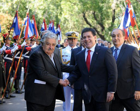 El presidente paraguayo, Horacio Cartes (derecha), es recibido por su par uruguayo, José Mujica,
AFP / ARCHIVO