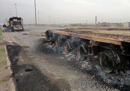 Unos camiones quemados en una autopista que comunica Faluya con Bagdad el 5 de enero de 2014.
AFP / SADAM EL MEHMEDY