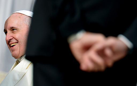 El papa Francisco saluda a la multitud al término de su audiencia general semanal el 15 de enero de 2014 en el Vaticano.
AFP / VINCENZO PINTO